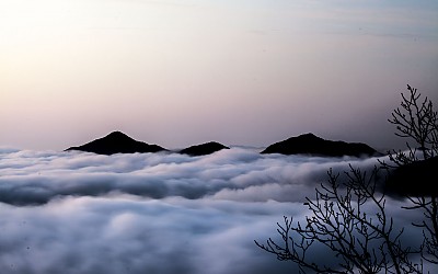 구름바다에 떠있는 봉우리들