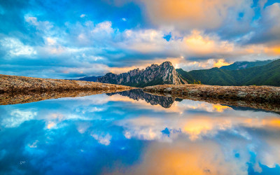 울산바위의 노을빛 반영