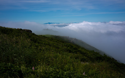 지리산 천왑봉이  보아는 덕유산