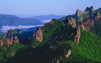 신록의 공룡능선(설악산)