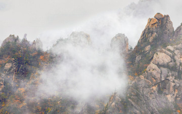 안개 속 암봉들......